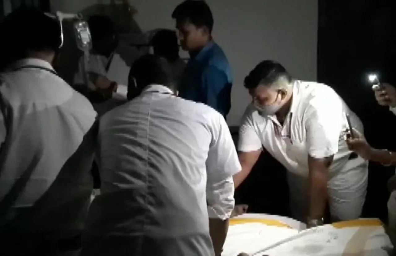 When the electricity goes out, the doctors see the patient in the light of the mobile phone!