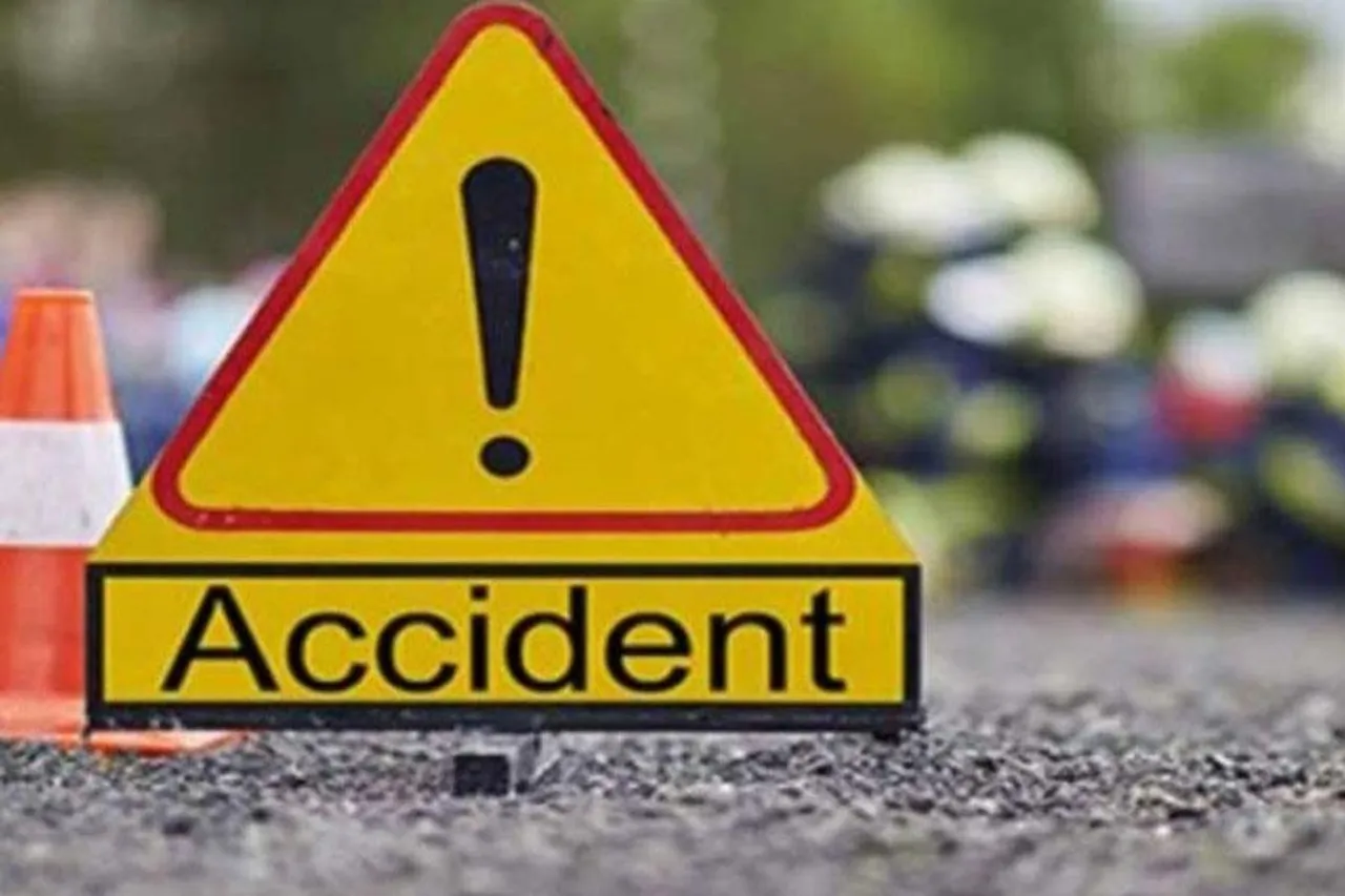 2 killed in a collision between a lorry and a tractor on National Highway No. 34