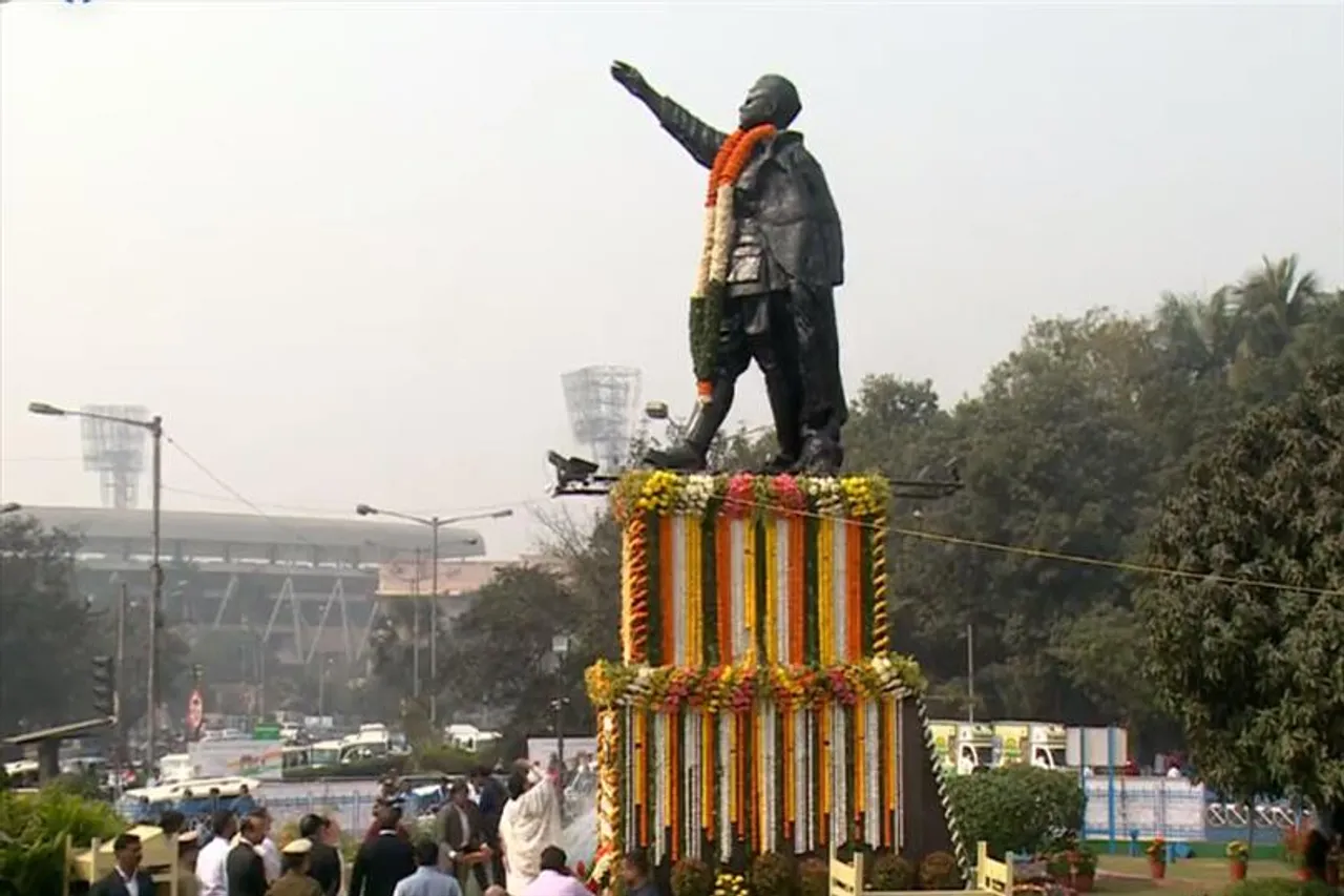 Chief Minister garlanded Netaji's statue on Red Road