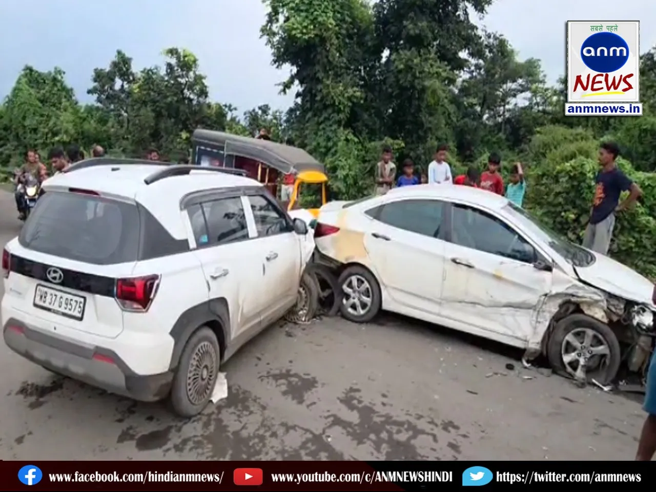 Collision between two cars in Kulti