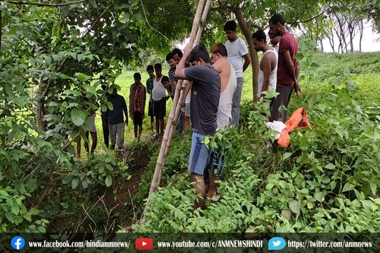 धंसान के गड्ढे में गिरा मवेशी, लोगो ने की गड्ढा भराई की मांग