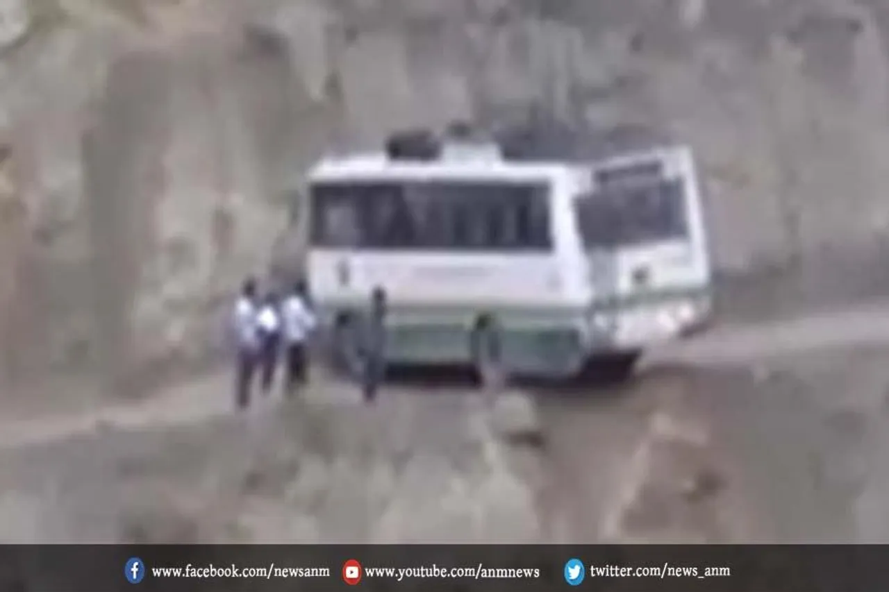 खतरनाक सड़कों पर सरकारी बसें