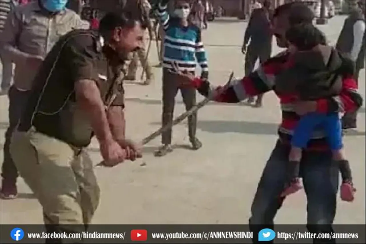 बच्चे को गोद में लिए शख्स को बर्बरता से पीटने वाला इंस्पेक्टर सस्पेंड