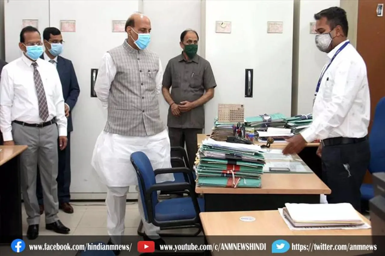 अचानक रक्षा मंत्रालय के दफ्तर पहुंचने के बाद राजनाथ सिंह ने लिया सफाई का जायजा