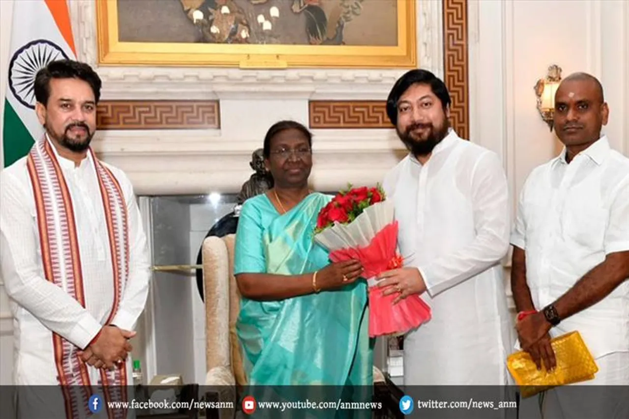 देश के खेल मंत्री ने राष्ट्रपति भवन में राष्ट्रपति से की मुलाकात