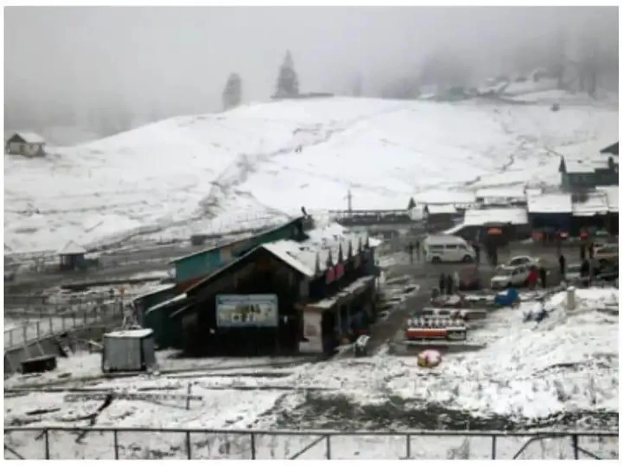 हिमाचल में बर्फबारी से बढ़ी शीतलहर