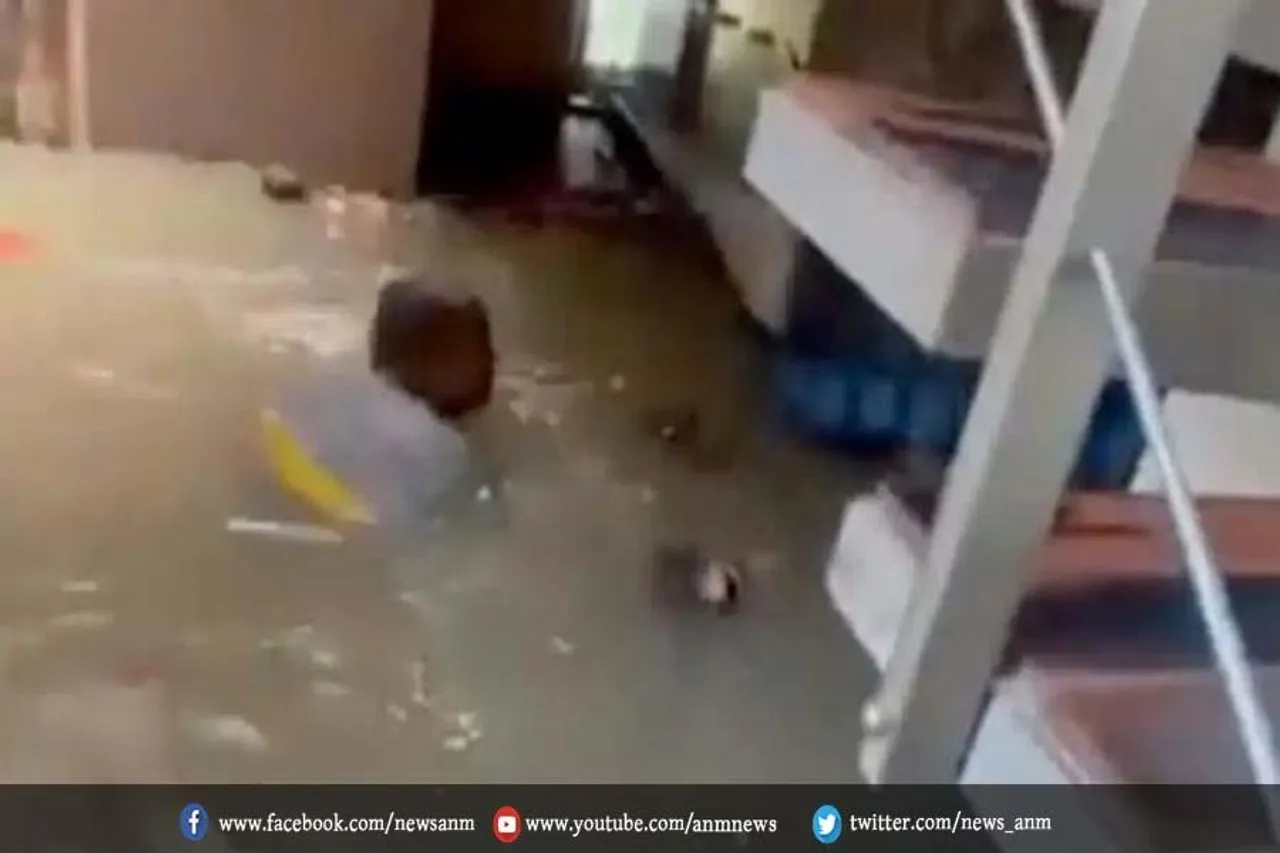 अपने ही घरों में तैरता हुआ दिखाई दे रहा है शख्स