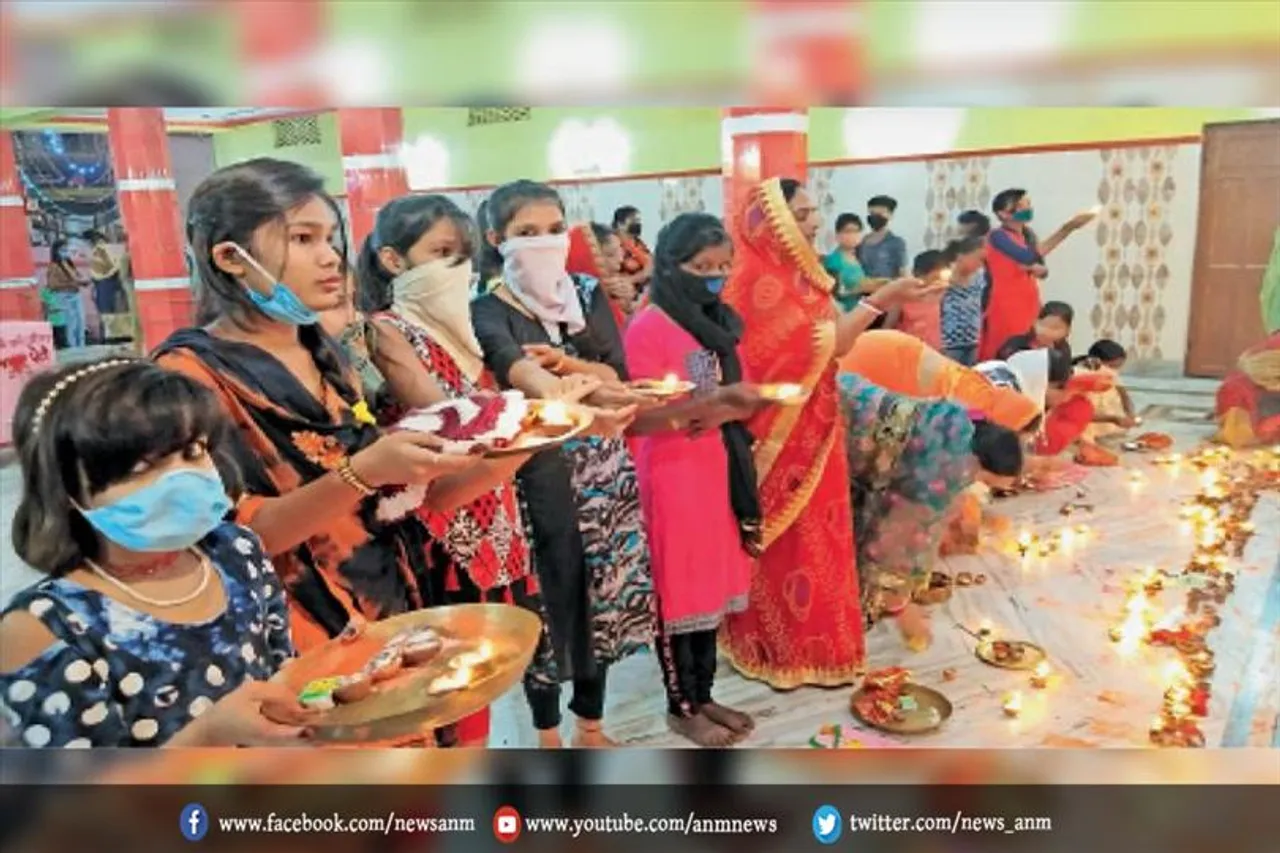 पूजा में आने वाले श्रद्धालुओं ने लगाई मास्क