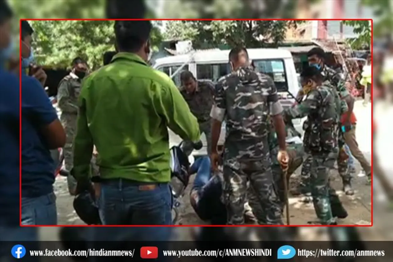 बीच बाजार सेना के जवान को पुलिस ने पीटा