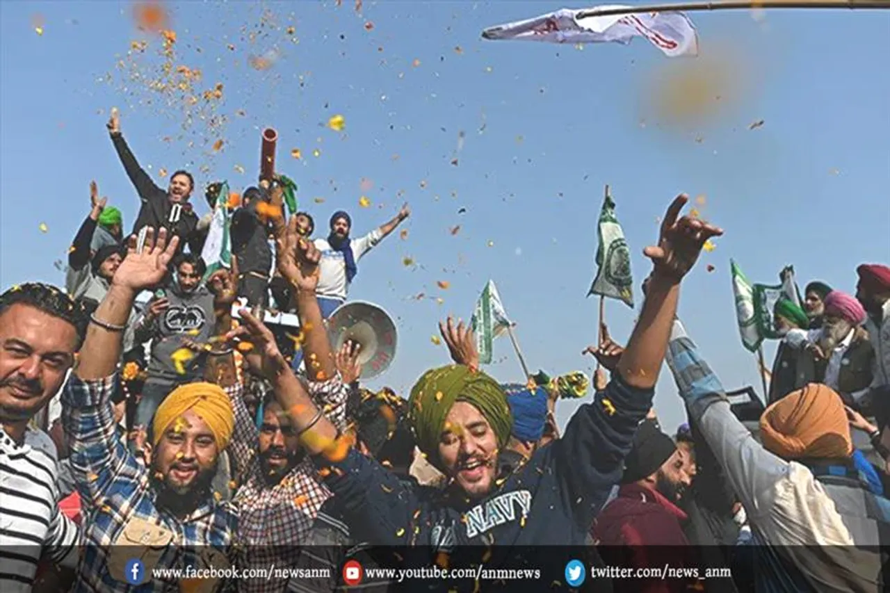 पंजाब लौटे किसान: शंभू बॉर्डर पर विमान से हुई फूलों की बारिश
