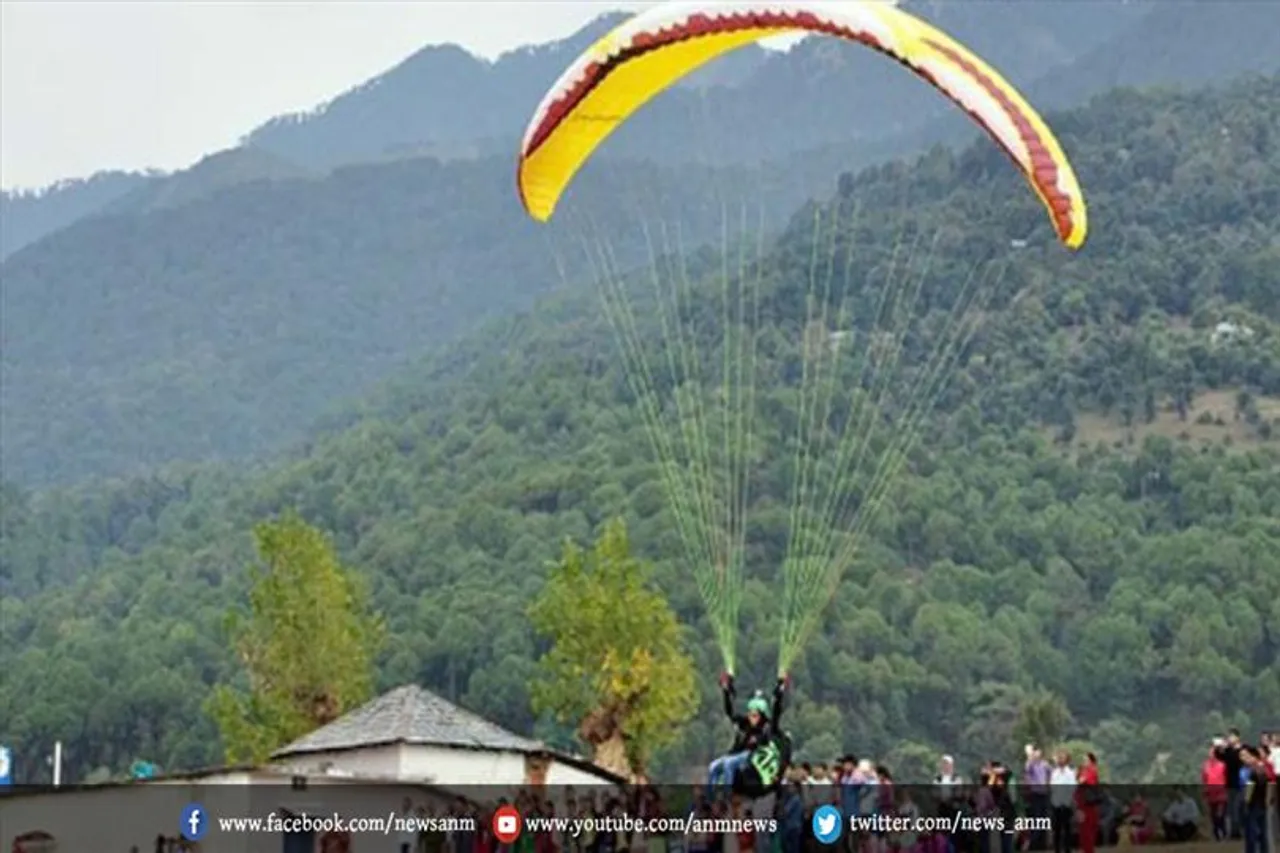 भीमताल में पर्यटकों के लिए पैराग्लाइडिंग शुरू