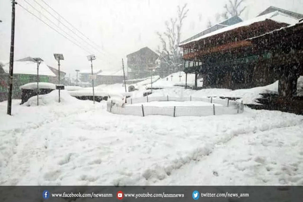 संदकफू में वर्तमान सर्दियों की पहली बर्फबारी हुई