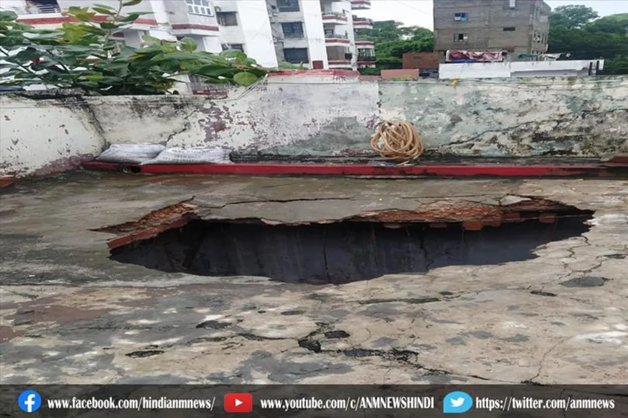 छत का एक हिस्सा गिरने से हुई महिला की मौत