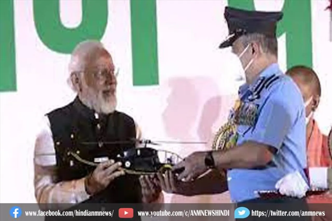 प्रधानमंत्री ने वायु सेना को सौंपे हल्के कॉम्बेट हेलीकॉप्टर