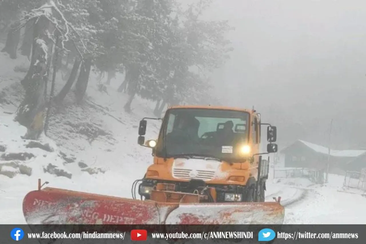 बर्फबारी के चलते मुगल रोड बंद