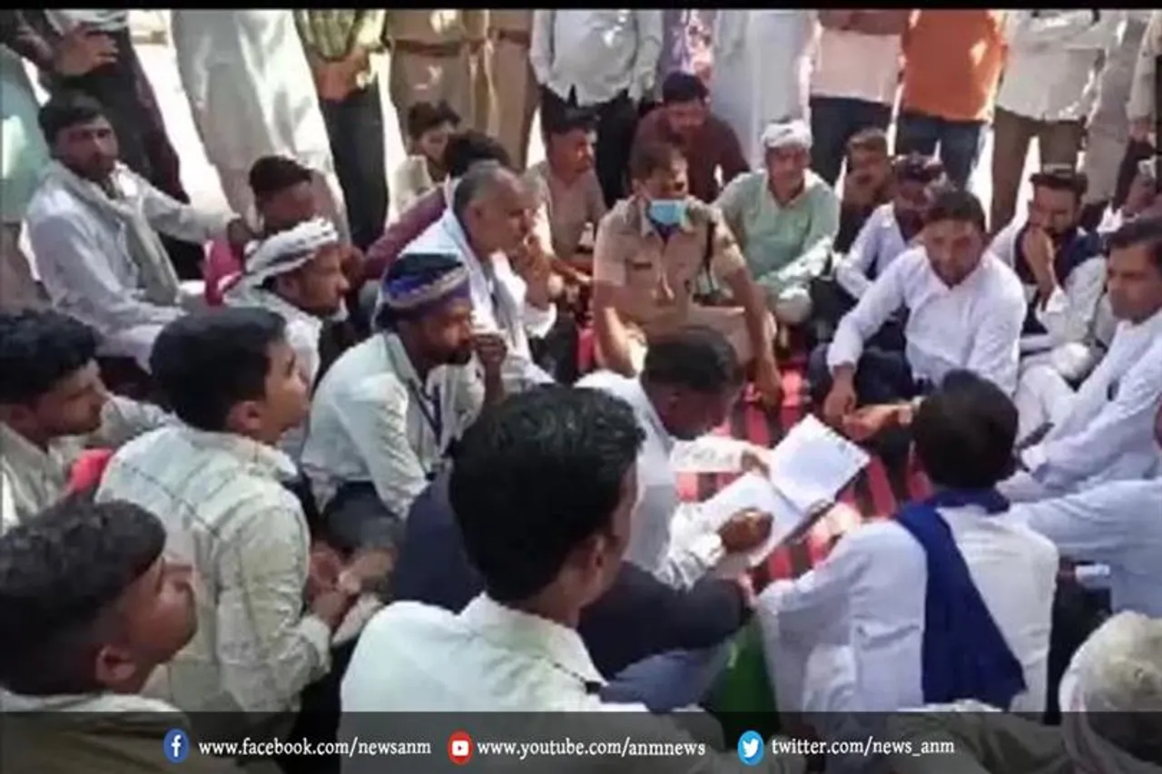 पीलीबंगा थाने के बाहर स्थानीय लोगों का प्रदर्शन