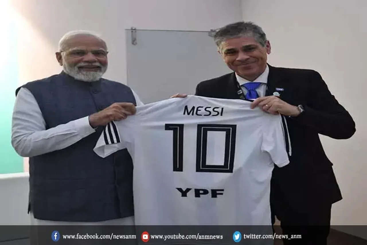 प्रधानमंत्री नरेंद्र मोदी को लियोनेल मेसी की जर्सी तोहफे में मिली