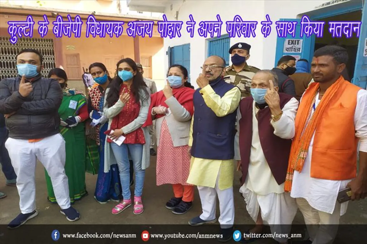 कुल्टी के बीजेपी विधायक अजय पोद्दार ने अपने परिवार के साथ किया मतदान