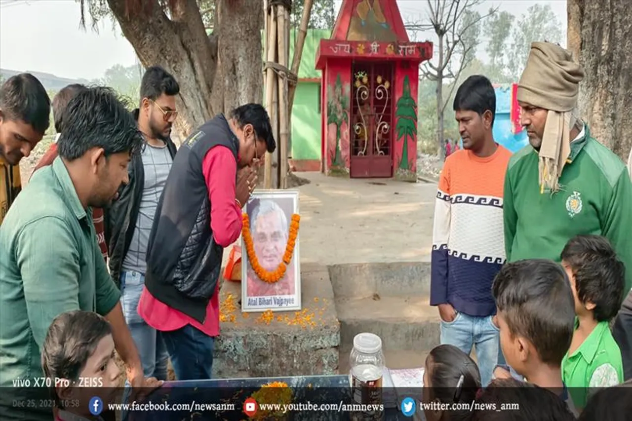 कुल्टी के वार्ड 70 में मनाया गया अटल बिहारी वाजपेई का जन्म दिवस