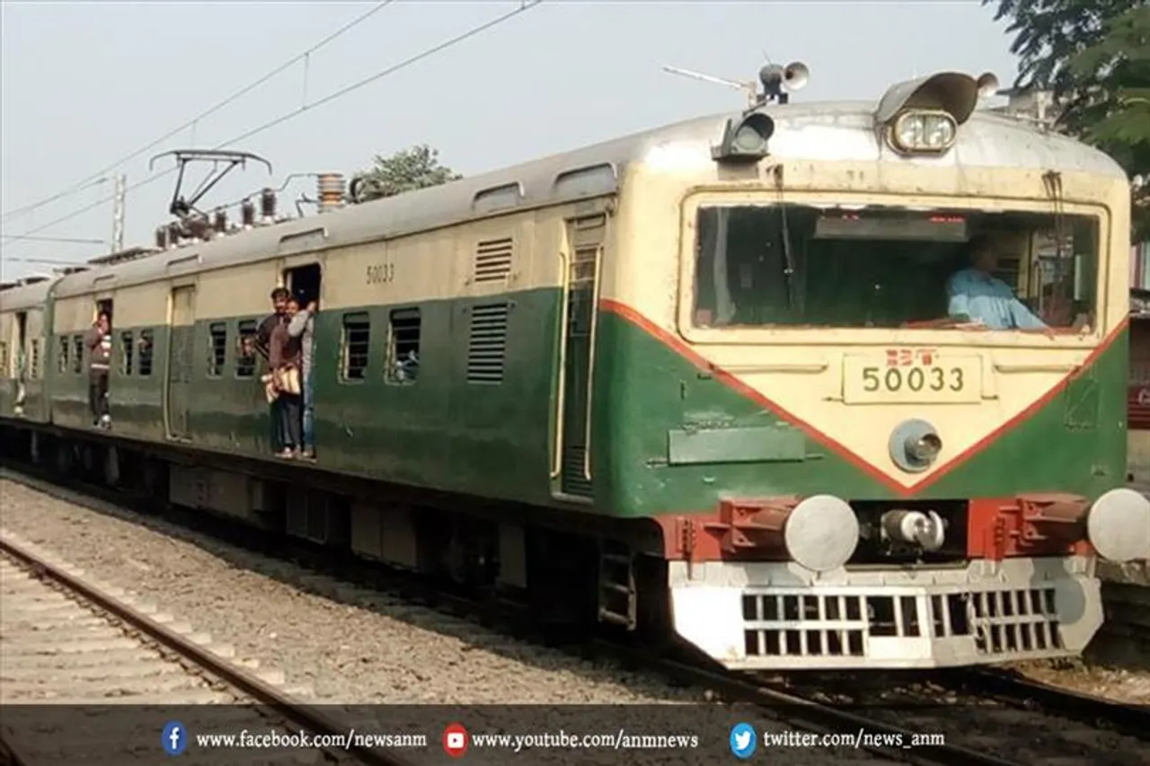 स्वच्छता और सफाई की मांग को लेकर रेल जाम