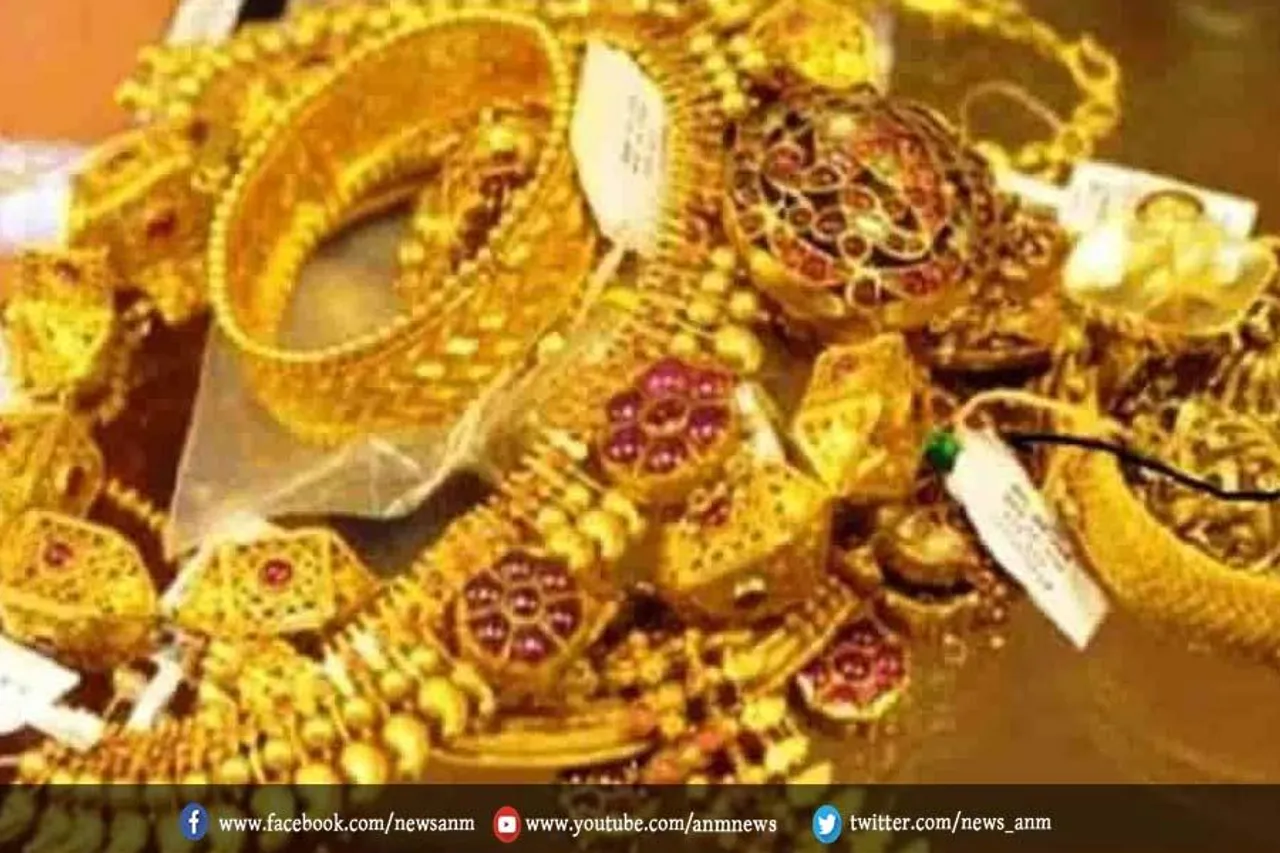 सोने के आभूषण चढ़ाए मां चिंतपूर्णी के दरबार में