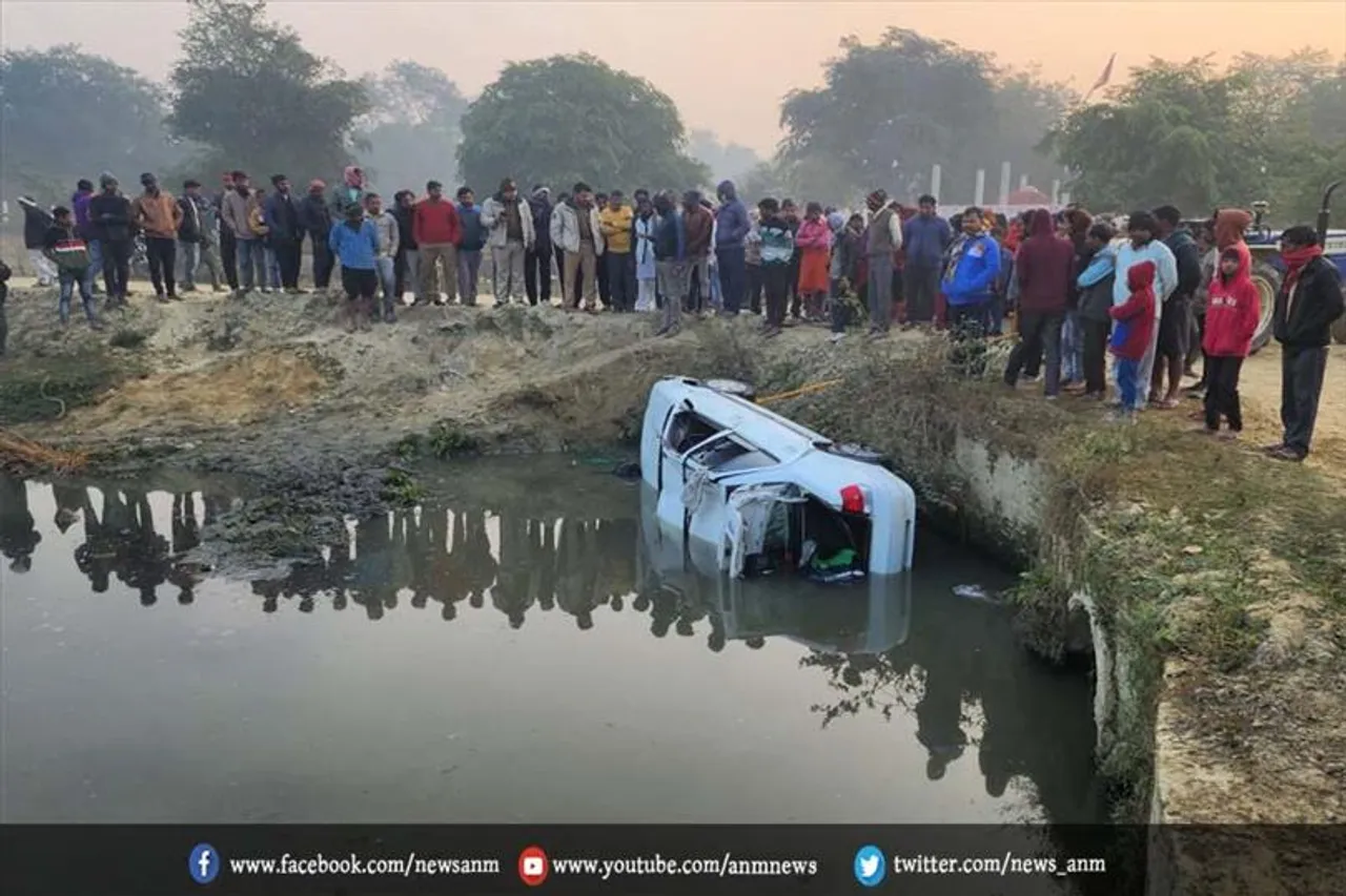 तेज रफ्तार कार बेकाबू होकर गिरी नाले में, चार की मौत