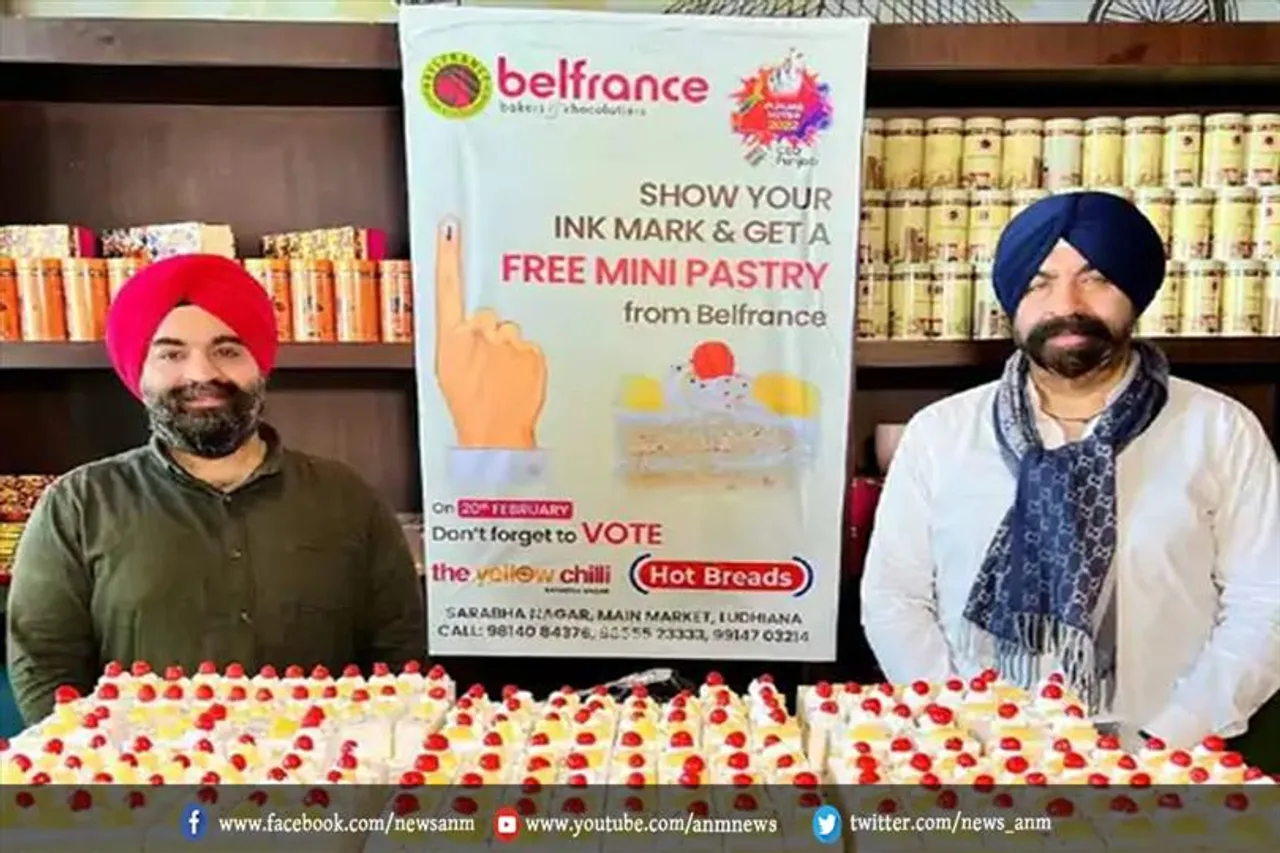 चुनाव: वोट का निशान दिखाकर फ्री पेस्ट्री खाने का मौका