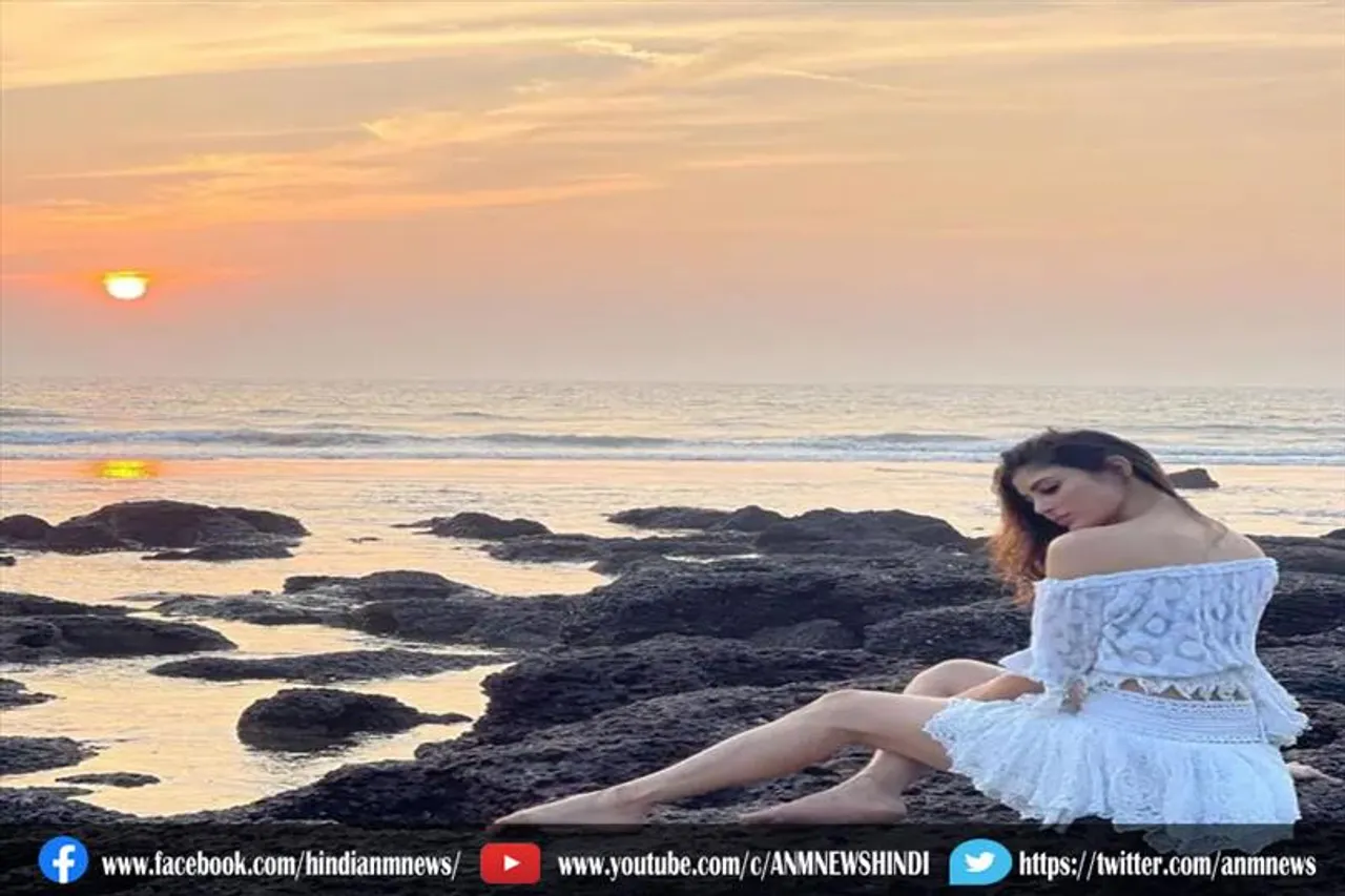 मौनी रॉय ने ऑफ शोल्डर ड्रेस में लगाया ग्लैमर का तड़का