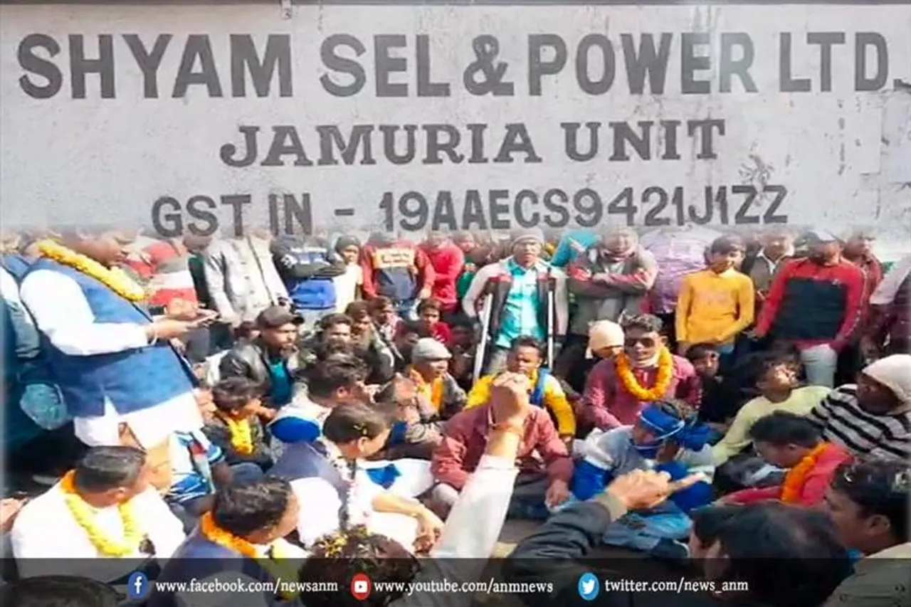 बेरोजगार युवाओं को नौकरी देने की मांग को लेकर किया गया प्रदर्शन