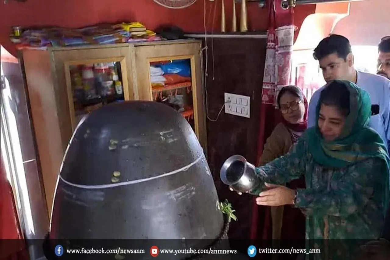 महबूबा मुफ्ती के शिवलिंग का जलाभिषेक करने पर मचा बवाल