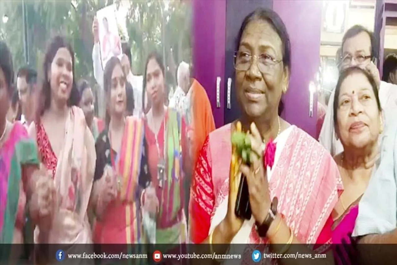 दिल्ली में समर्थकों ने किया आदिवासी नृत्य