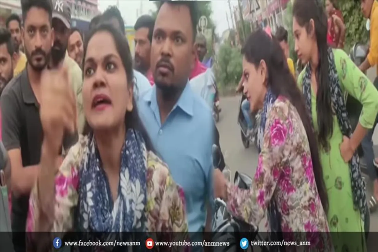 सड़क पर दो लड़कियों के बिच बवाल : देखे वीडियो