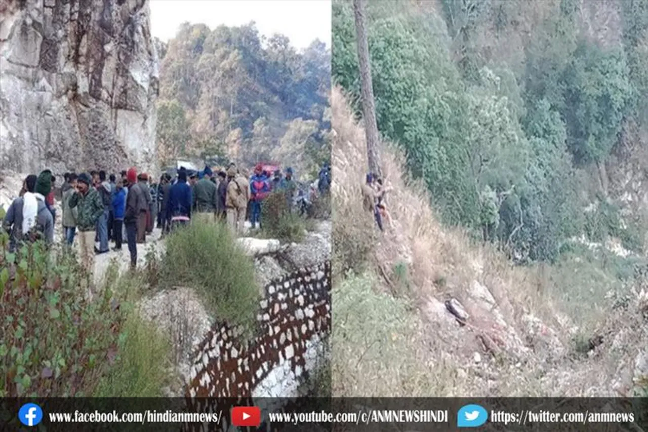 बरात से लौट रहा वाहन खाई में गिरा, 11 बरातियों की मौत