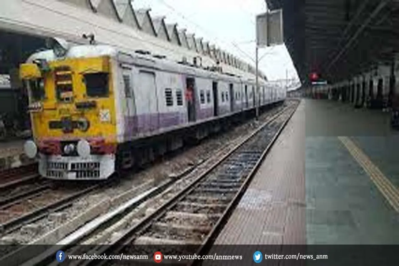 हावड़ा स्टेशन पर पटरी से उतरा ट्रैन का डिब्बा