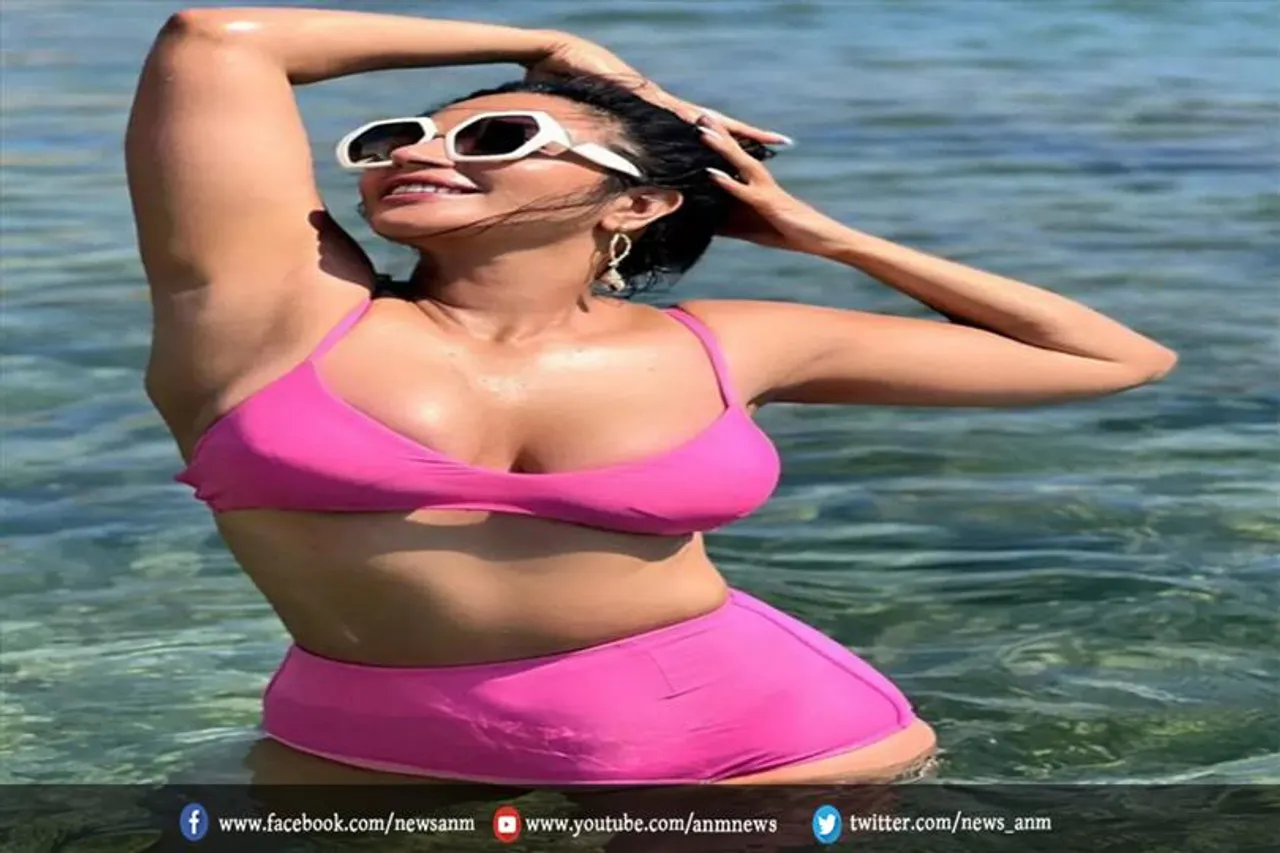 शमा के बिकिनी लुक