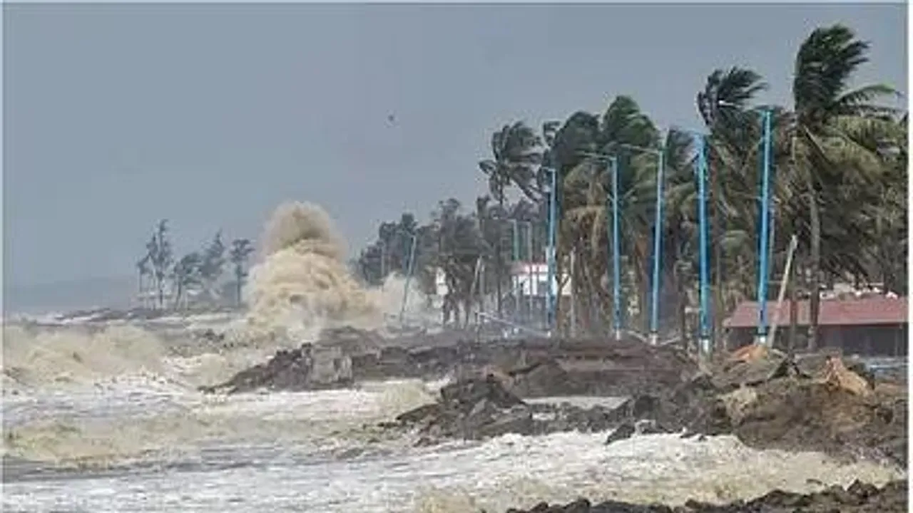 पुरी में तेज हवाएं और बारिश शुरू