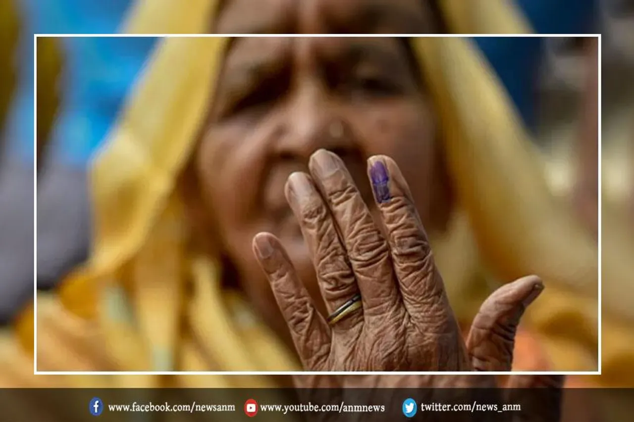 देखे तस्वीरें: उम्र का बंधन नहीं मानता वोट देने का जोश