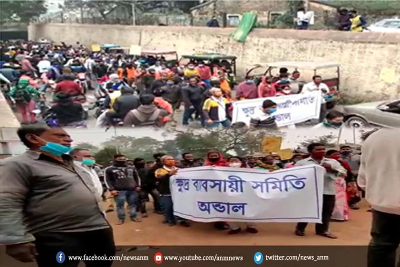 एक विरोध जुलूस के जरिए ज्ञापन सौंपकर पुनर्वास के बिना बेदखल न करने की मांग
