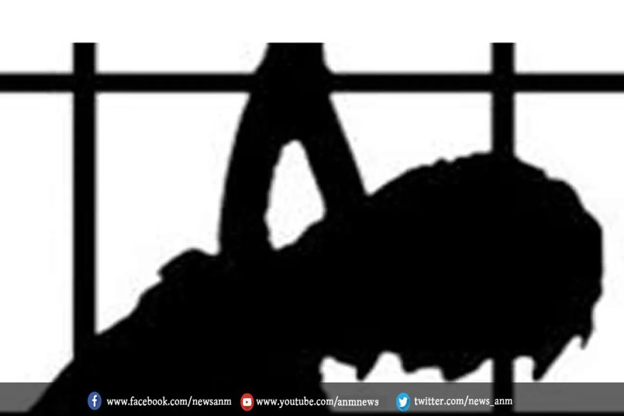 फंदे से लटक कर आत्महत्या
