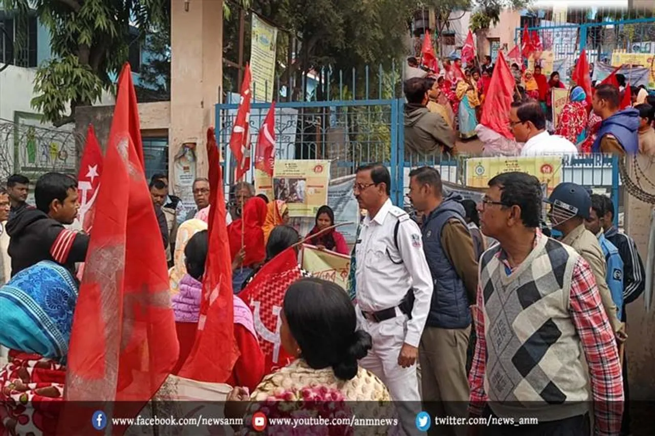 जिनके पास पक्का मकान है या दो मंजिला मकान है उन्हें प्रधानमंत्री आवास योजना के मकान मिले हैं?