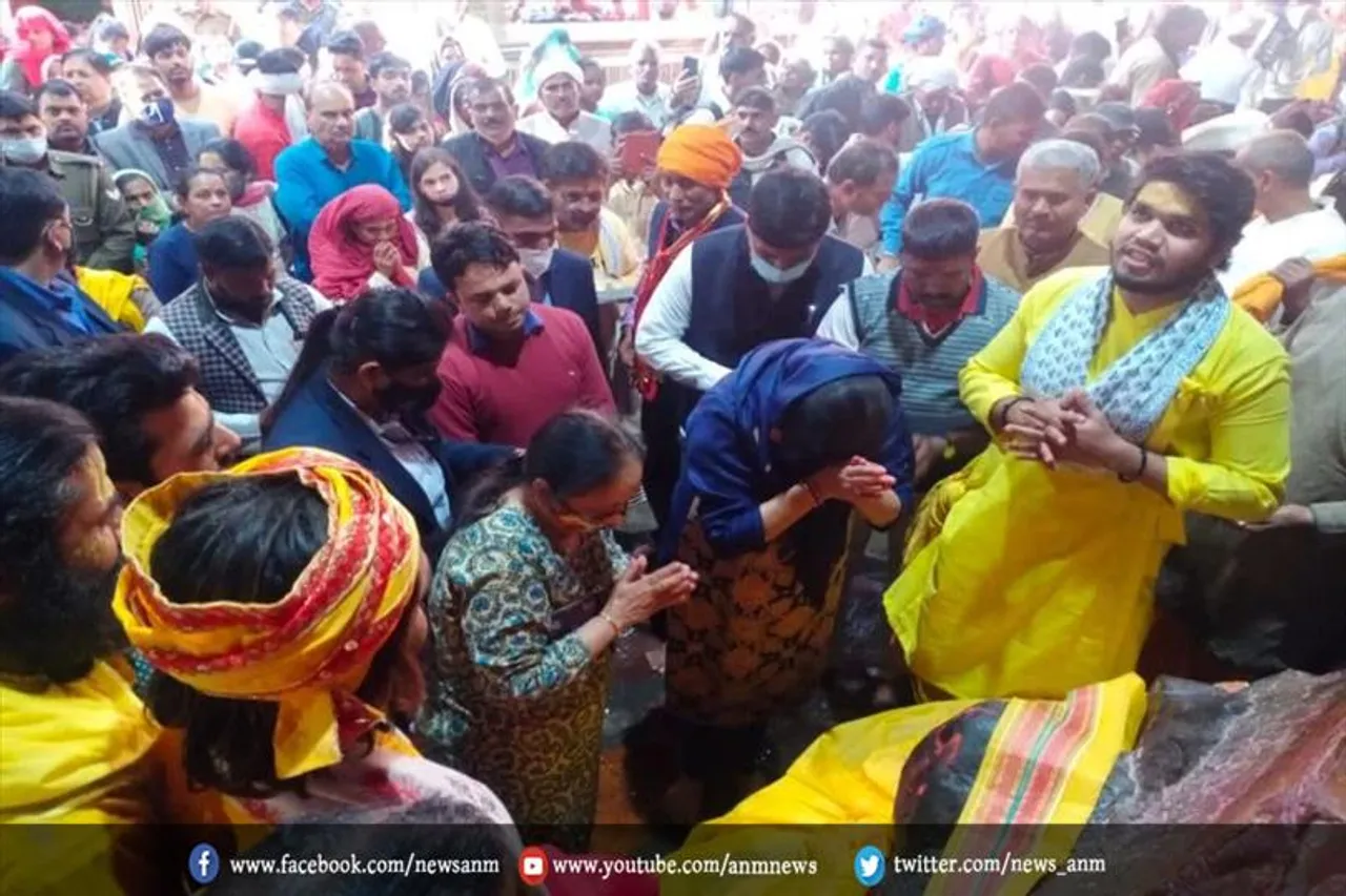 अमित शाह की पत्नी पहुंचीं गोवर्धन