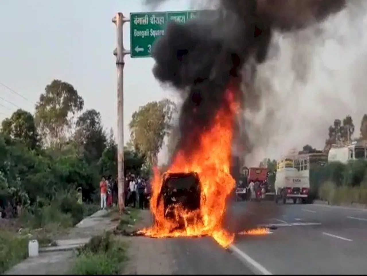 इंदौर में सड़क पर जली लग्जरी कार