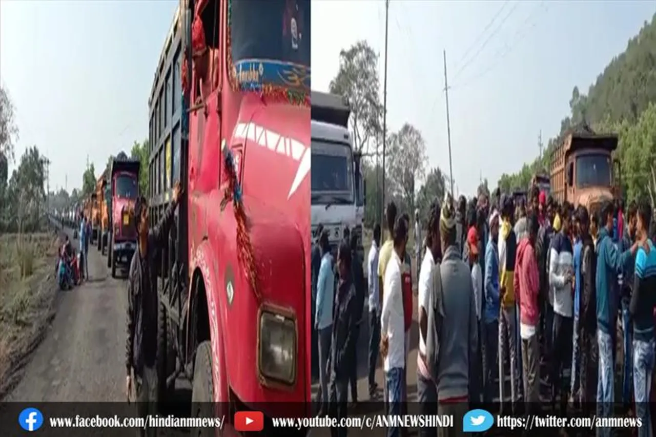 कर्मचारियों ने डंपरों को रोककर अपने बकाया वेतन की मांग करते हुए किया विरोध