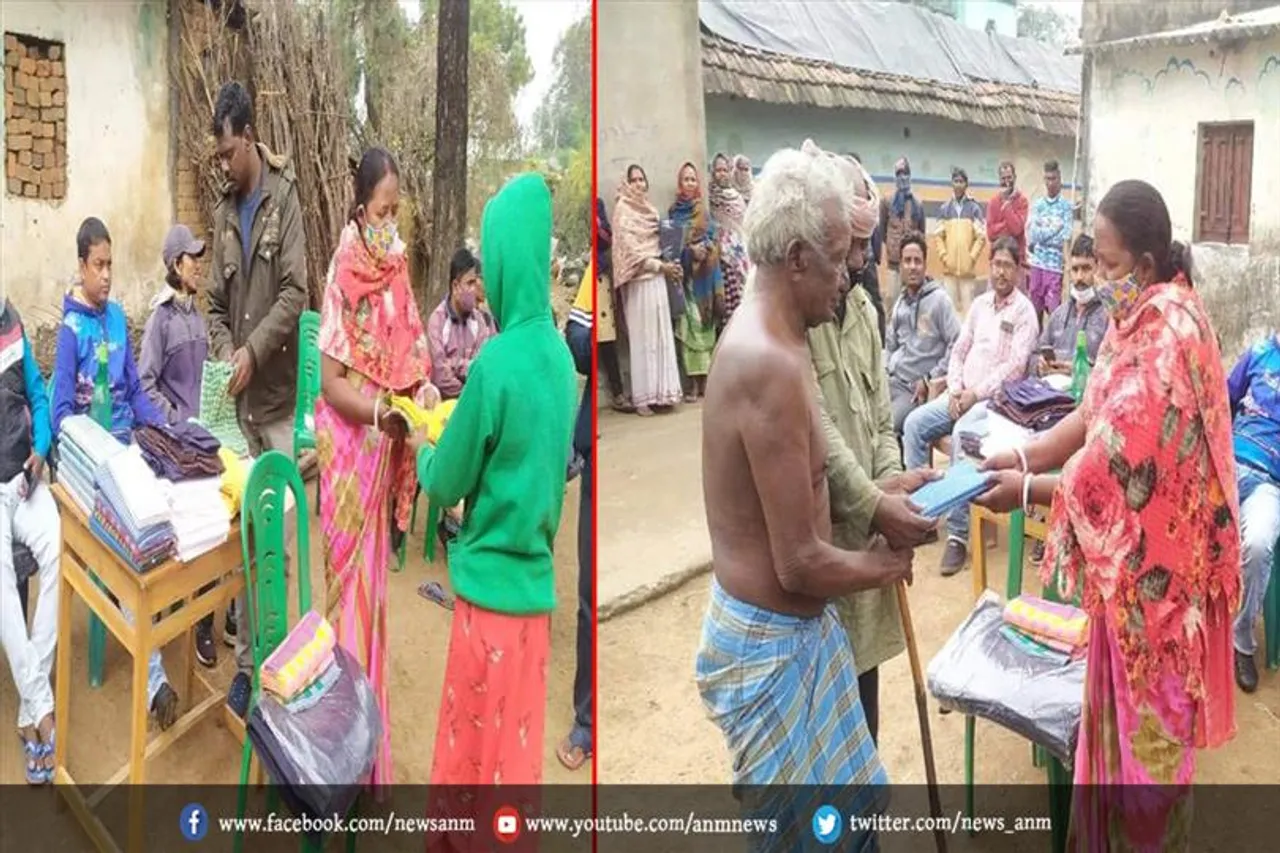 मकर संक्रांति और बांधना पर्व के अवसर पर जरूरतमंदों को बांटे गए वस्त्र