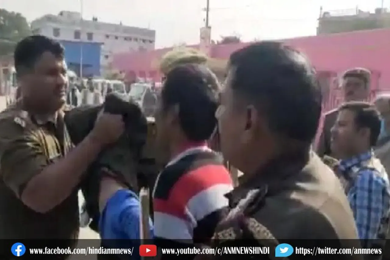 वायरल वीडियो : बच्चे के सामने बेरहमी से की गई पिता की पिटाई