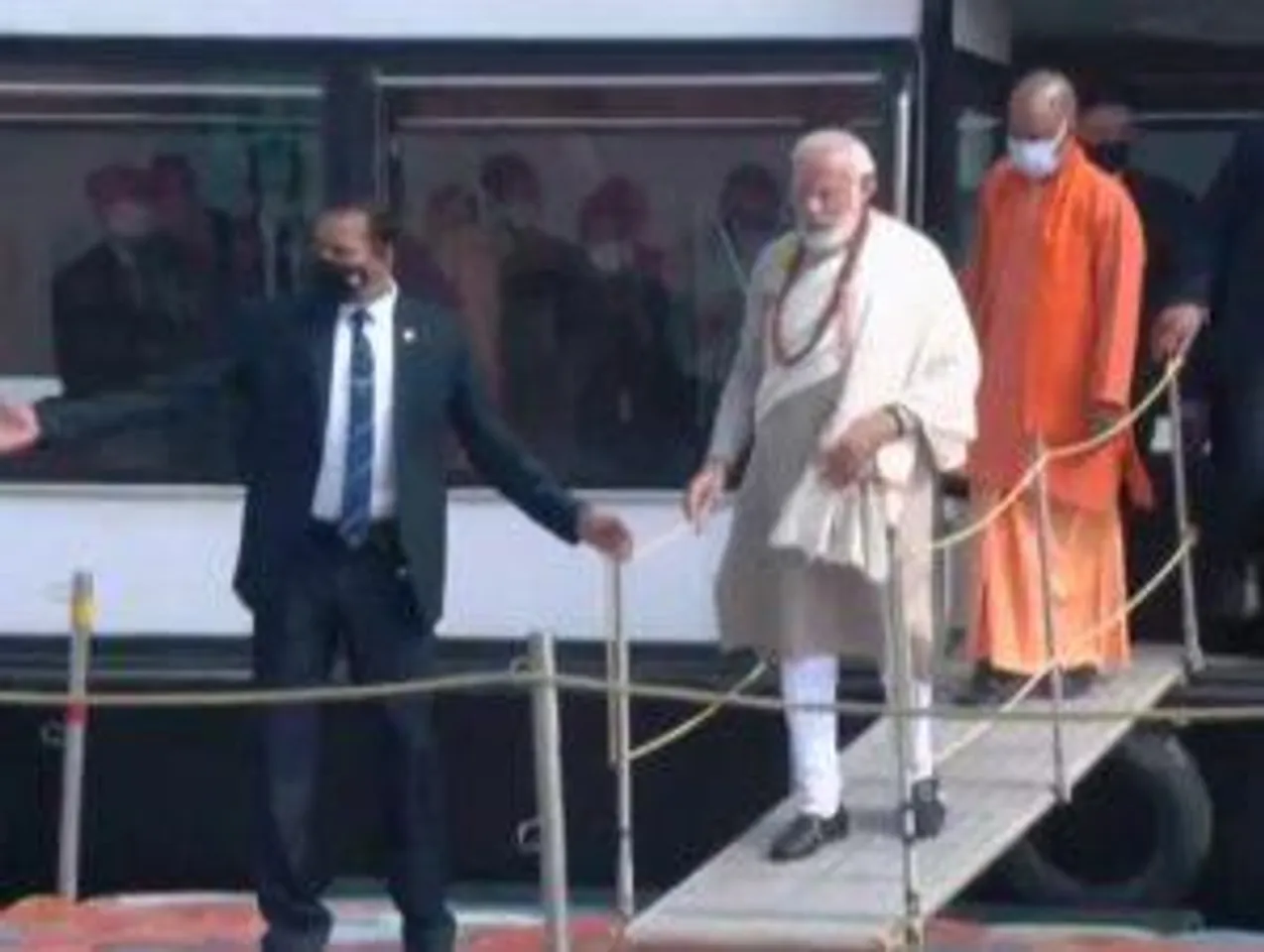 मोदी और योगी नाव पर सवार होकर पहुंचे काशी विश्वनाथ मंदिर