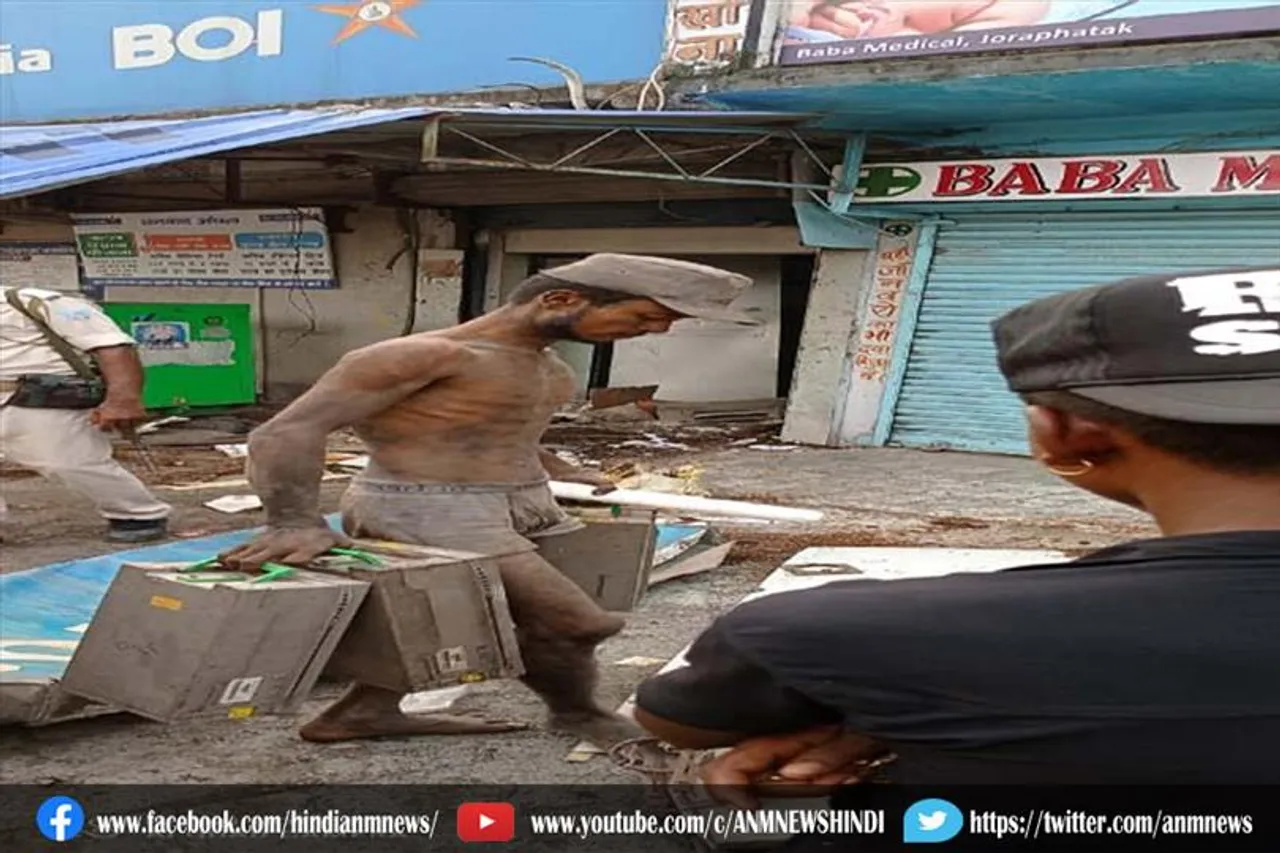 पागल ने तोड़ा एटीएम कैश बाक्स