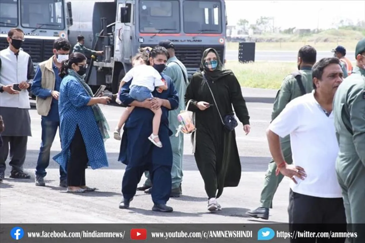 काबुल हवाई अड्डे पर तालिबान ने 150 भारतीयों को पकड़ा