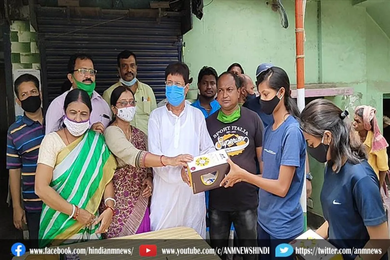 तृणमूल शहीद दिवस पर महिला फुटबॉलर को फुटबॉल दिया गया