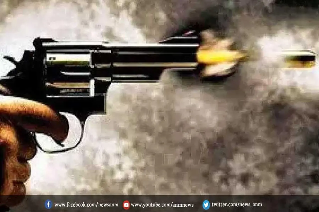 घर के बाहर बैठे शख्स पर फायरिंग